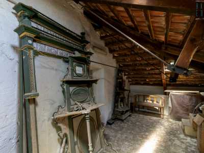 In uno dei locali del sottotetto della dimora � ancora conservata una delle specchiere originali, coperta da decenni di polvere